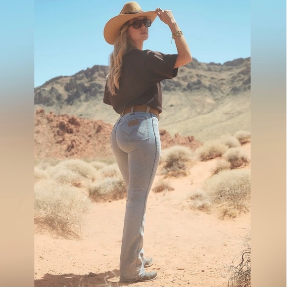 NEW 32X34 Wrangler x Lainey Wilson® Ladies' Boot Hugger Jeans in Bleach - Picture 11 of 11